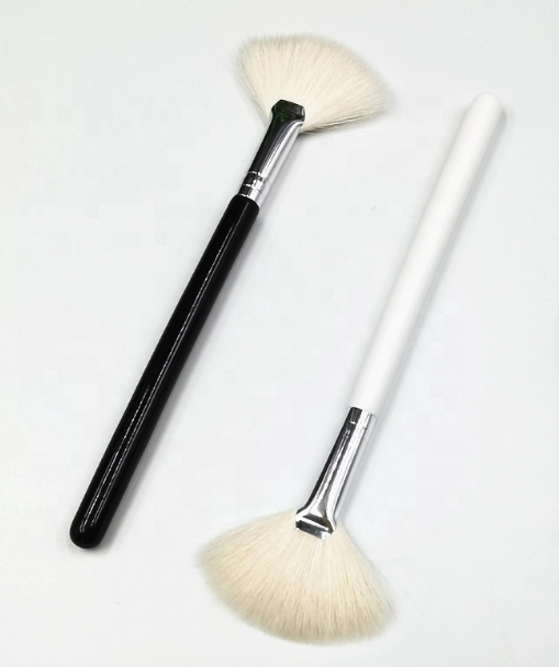 Soft Fluffy Facial Fan Brush - Wood Handle